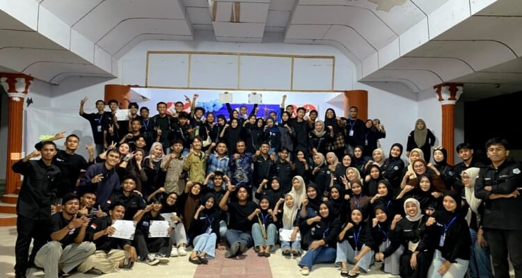 Dewan Pembina Organisasi KMPI Bangkep, juga Kabid Pemuda Muchlis S.Huntua bersama Para Senior dan Pengurus serta Kader Montolutusan. (Foto: Annahdlah)