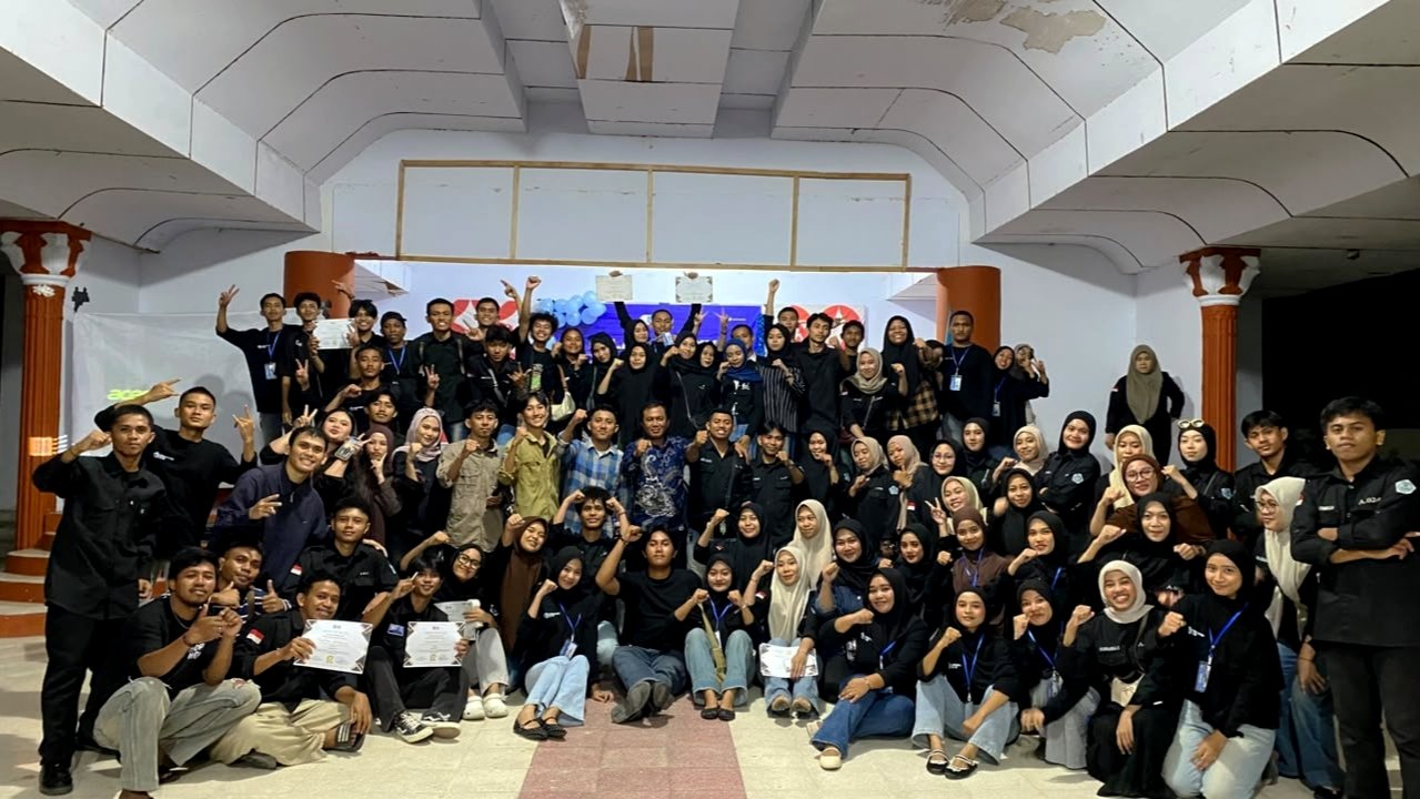 Dewan Pembina Organisasi KMPI Bangkep, juga Kabid Pemuda Muchlis S.Huntua bersama Para Senior dan Pengurus serta Kader Montolutusan. (Foto: Annahdlah)